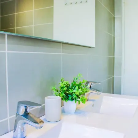 Maison Familiale Avec Exterieur